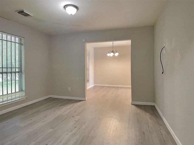 Foto del edificio - A spacious and move-in ready 3-bedroom, 1.5-bathroom home in Houston is now available. Fresh pain...