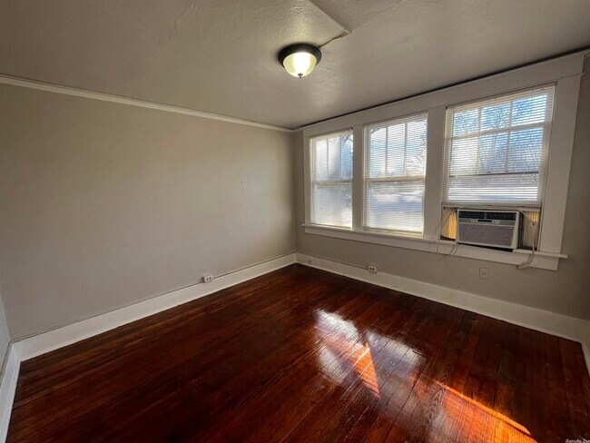 Building Photo - 1805 Maple St