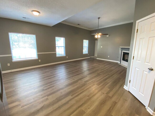 Building Photo - 3 bed, 2 bath home near Shelby Farms in Co...