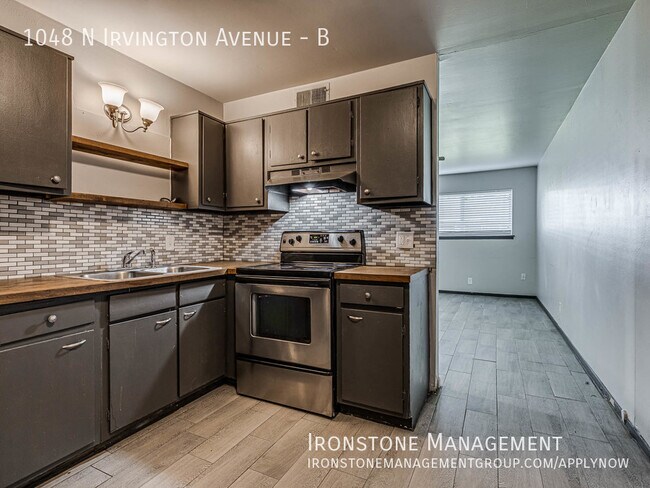 Building Photo - Centrally Located Pet Friendly Duplex Unit!