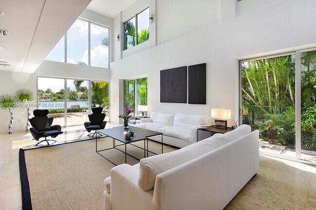 Building Photo - 405 E San Marino Dr
