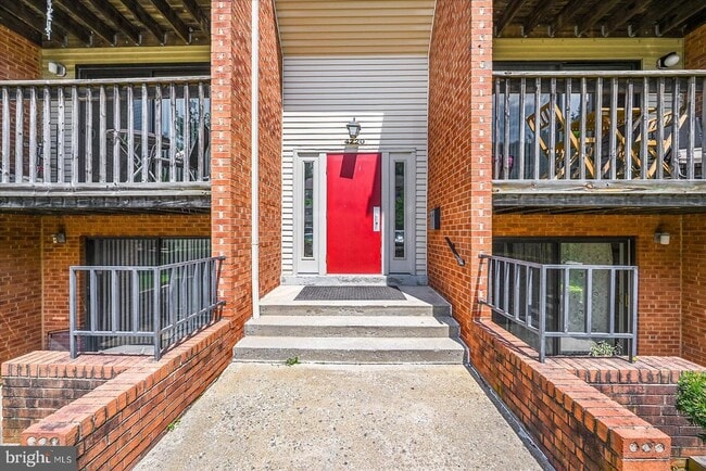 Entrance to Building - 4220 Crystal Ct