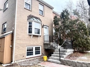 Building Photo - 83 Derryfield Ct