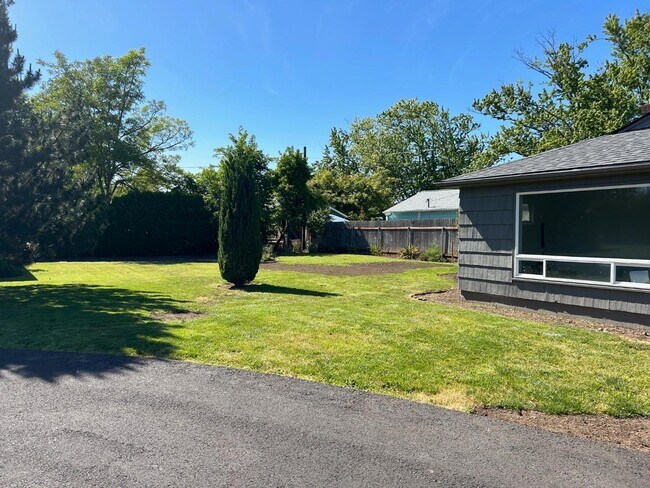 Building Photo - 1413 Park Ave NE