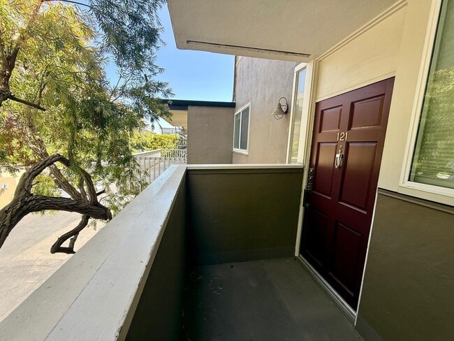 Building Photo - BEAUTIFULLY UPDATED TWO BED / ONE BATH TIBURON CONDO WITH PANORAMIC VIEWS
