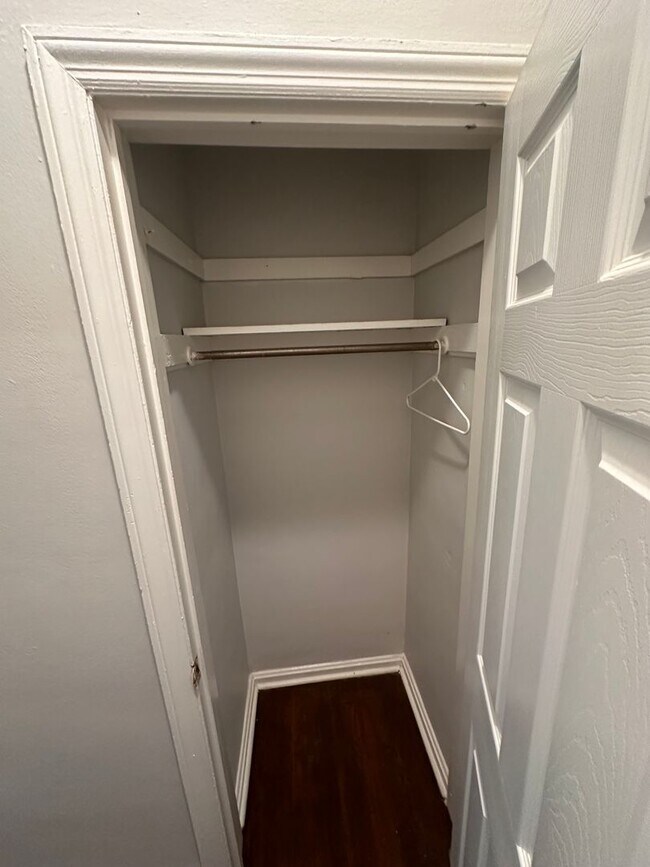 Building Photo - 2 Bedroom, 1 Bath apartment
