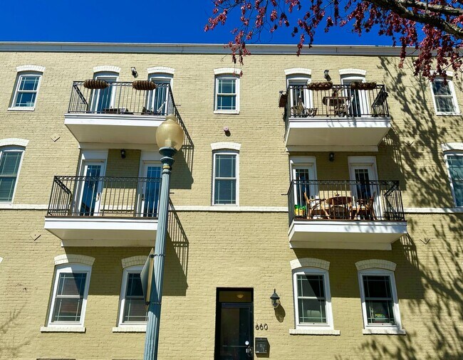 Building Photo - Amazing 2 BR/1.5 BA Condo in H Street Corr...
