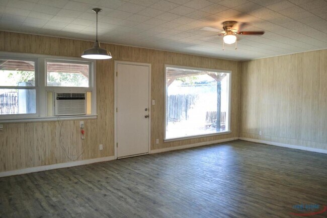 Building Photo - 340 Toomey St