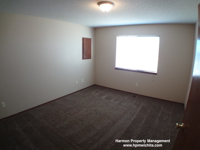 Building Photo - 3 Bed 2 Bath Duplex w/ Finished Basement &...