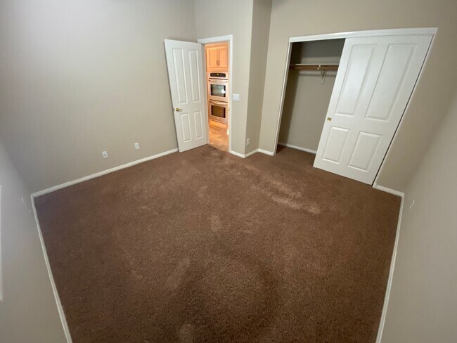 Foto del edificio - Beautiful 5 bed/3 bath home located in Hen...