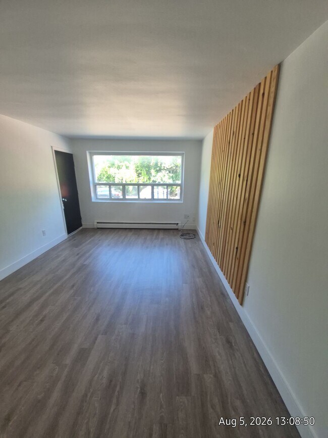 Photo du bâtiment - SPACIOUS, UPDATED  2 BEDROOM APT WITH IN SUITE LAUNDRY