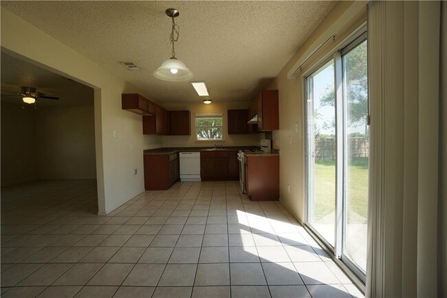 Building Photo - 112 Creekside Dr