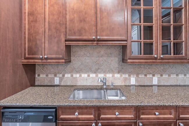 Building Photo - Excellently maintained 1 bedroom, 1.5 bath...