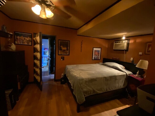 Master Bedroom - 906 Crestwood Ter