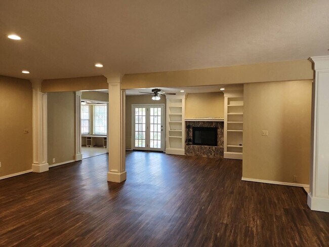 Foto del edificio - 1818 N Oakhill Rd