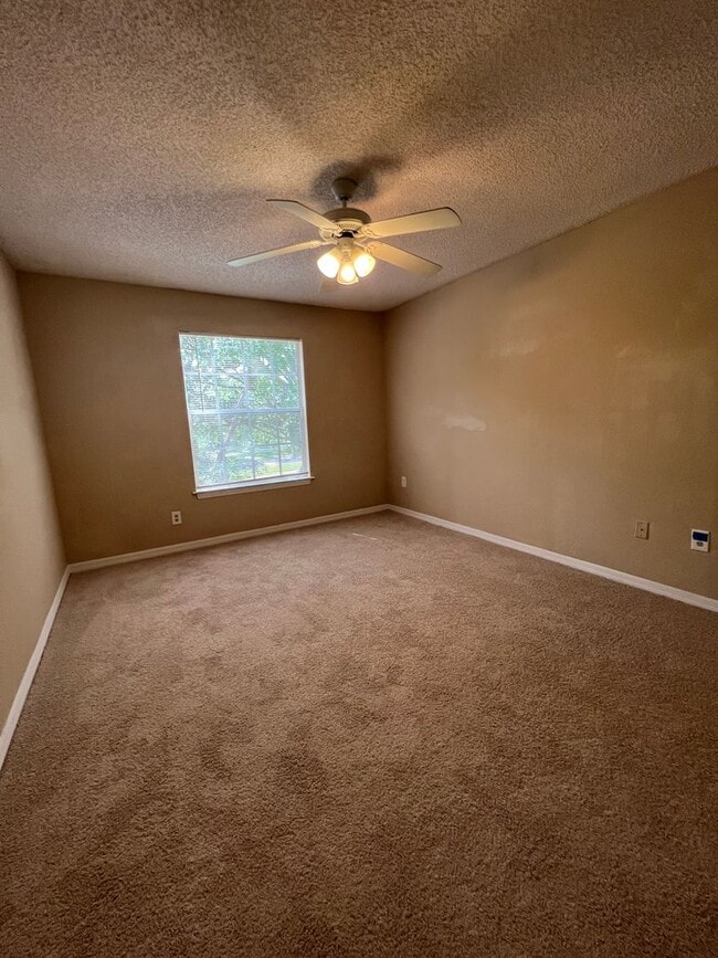 Building Photo - $500 OFF 1 BED 1 BATH CONDO IN THE HEART O...