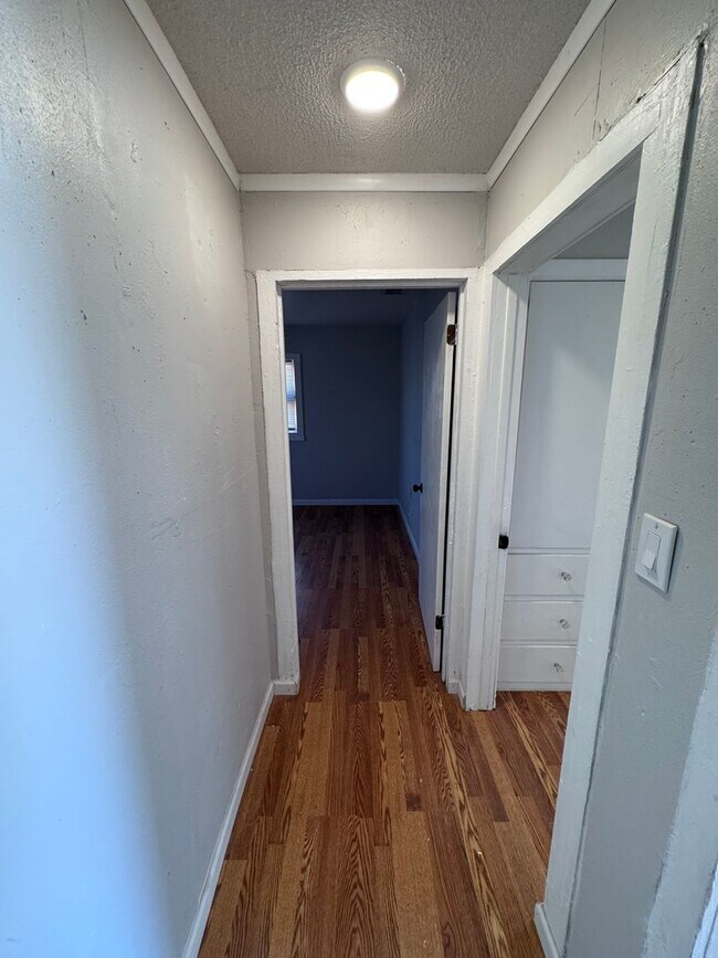 Foto del edificio - Just off 50th and I-27/ Newly Renovated-MOVE IN SPECIAL!!