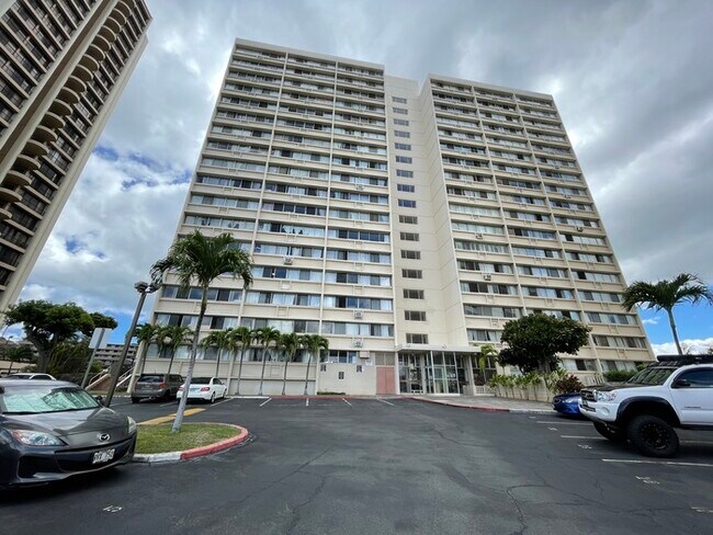 Building Photo - ROYAL TOWERS 2/1/1 sec, laundry, pool, bbq