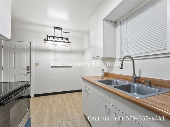 Building Photo - 1211 Vandenburg Ave