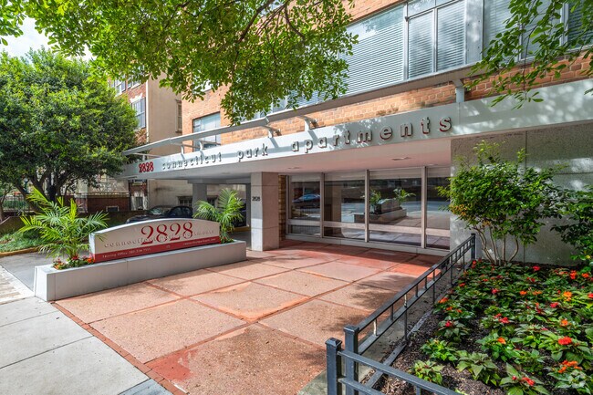 Entrada - Connecticut Park Apartments