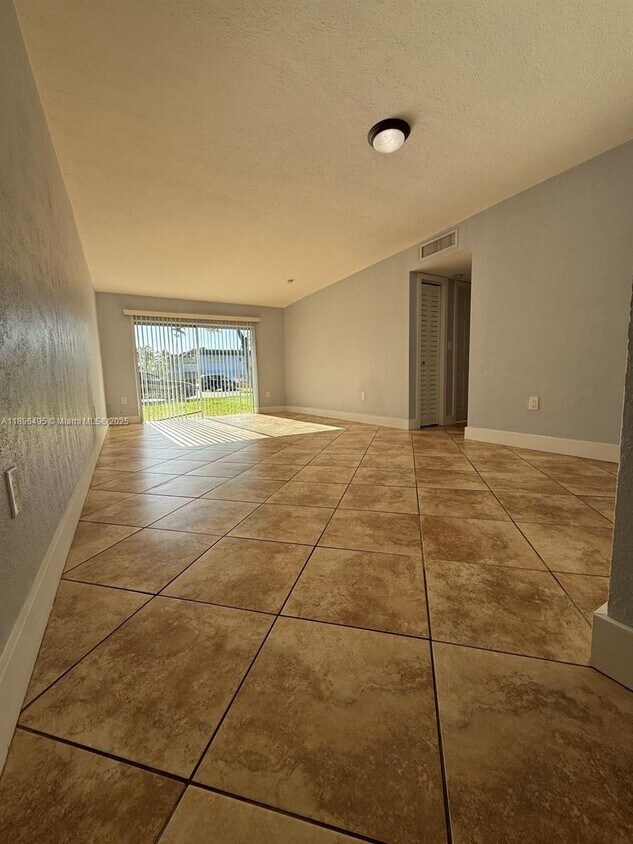 Foto principal - 7600 SW 82nd St