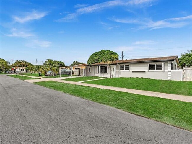Foto del edificio - 19021 NW 23rd Ct