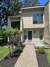 Building Photo - 3935 Knollcrest Dr