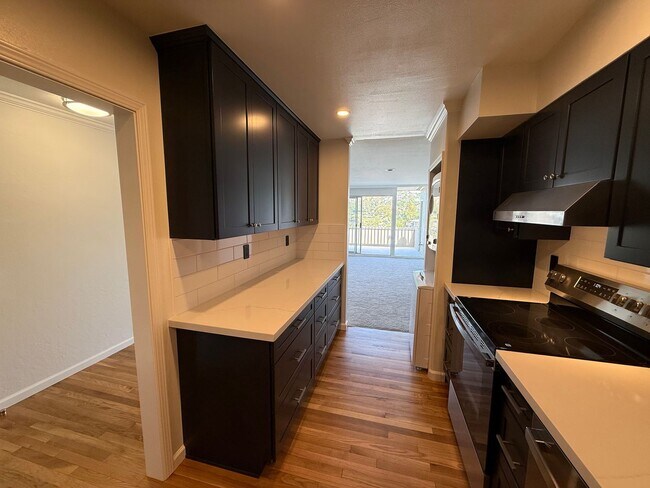Foto del edificio - BEAUTIFUL, MODERN UPDATES. 2BD/1BA TIBURON...