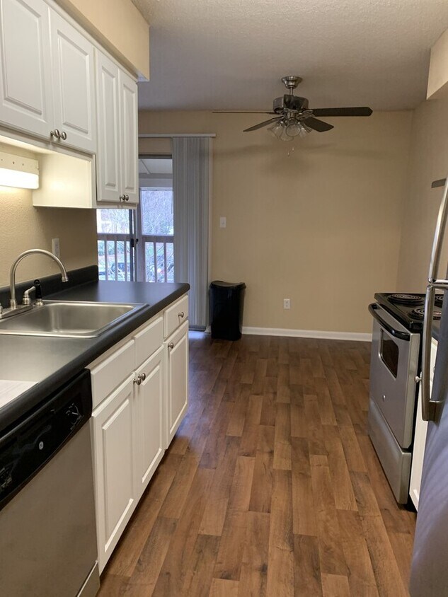 Building Photo - Beautiful, Newly Renovated  Apartment