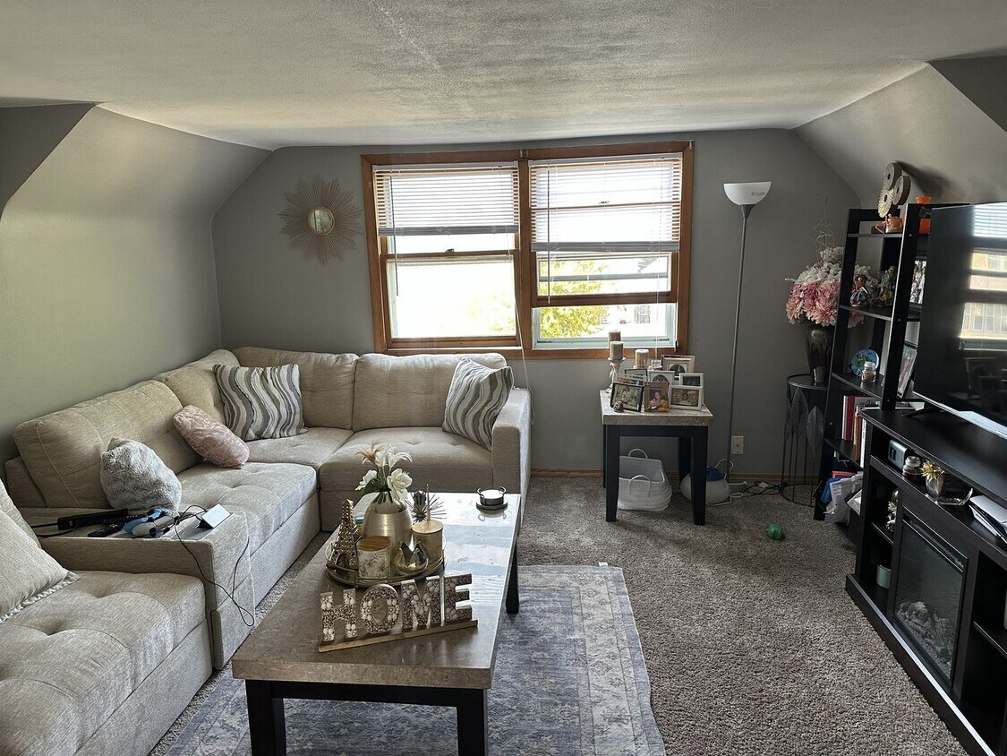 Foto principal - 3827 E Edgerton Ave