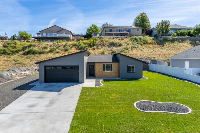 Building Photo - Brand New 3 Bed, 2 Bath Modern Home in Pel...