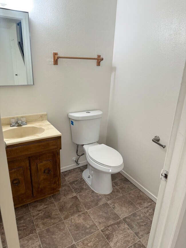 Foto del edificio - Westchester Area Condo W/Garage  AVAILABLE NOW!
