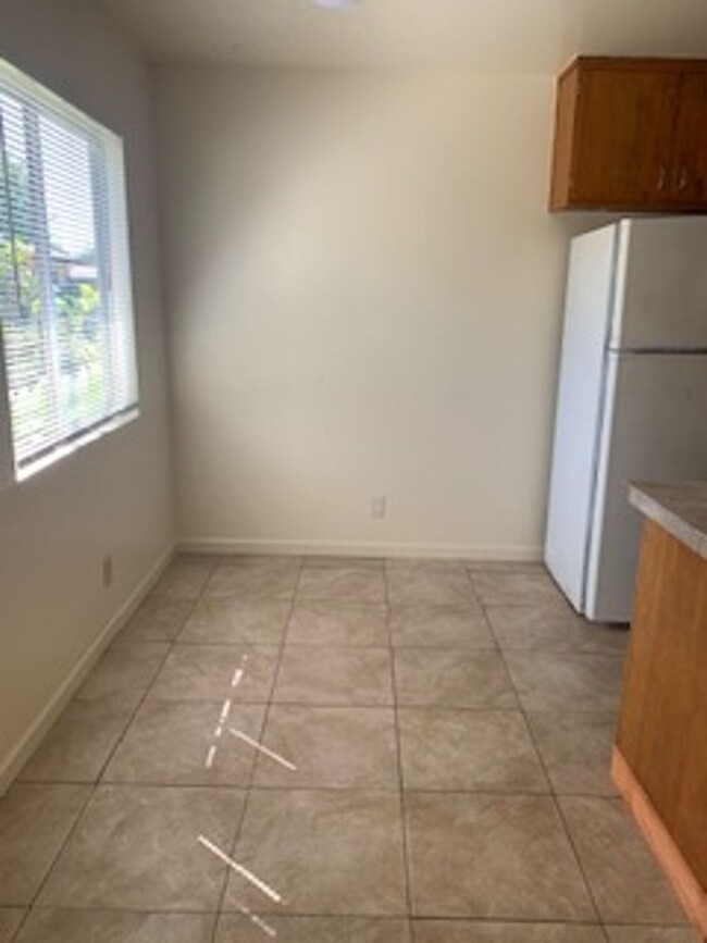Building Photo - 204 O