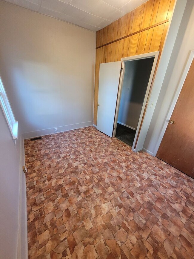 Building Photo - 2 bed, 1 bath house