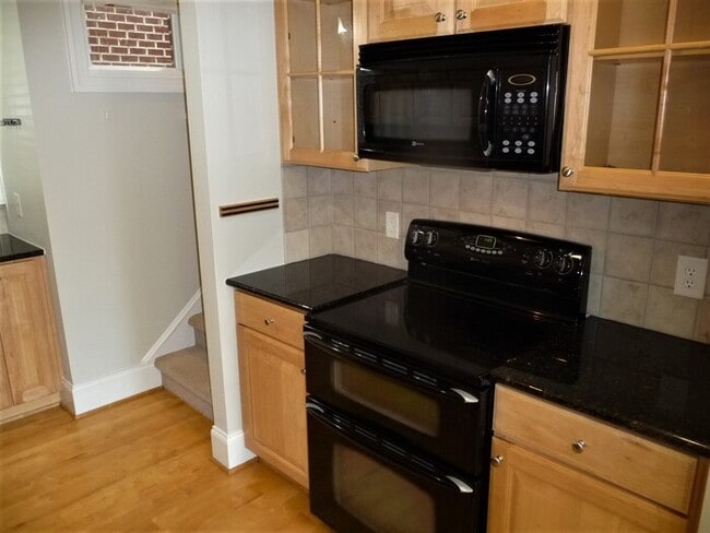 Building Photo - 400-107 W Rosemary St