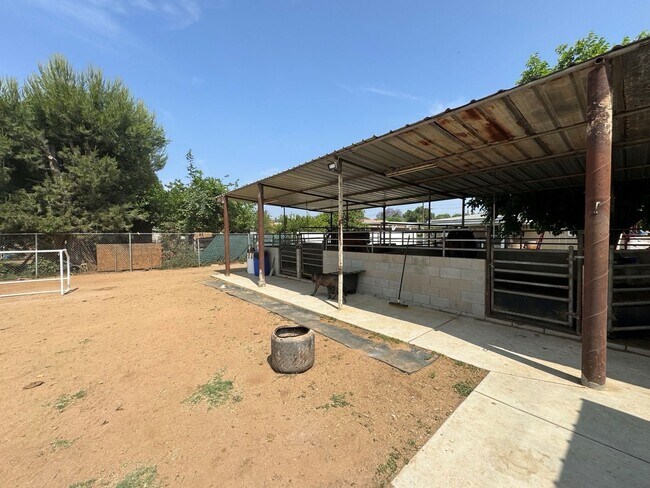 Building Photo - 3 bed /1 bath / large lot /  Horse Property