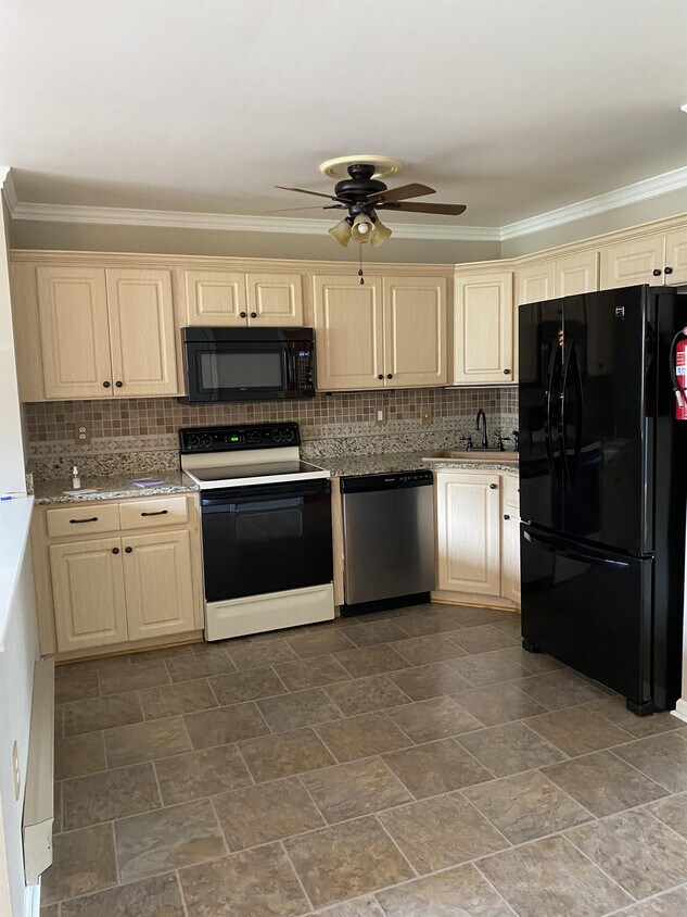 Primary Photo - 128 Pickwick Pl
