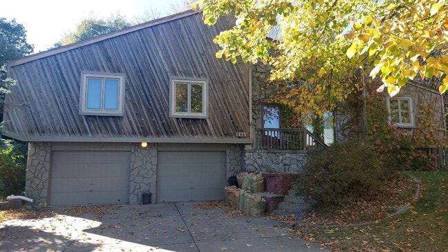 Building Photo - 866 S 156th Ave