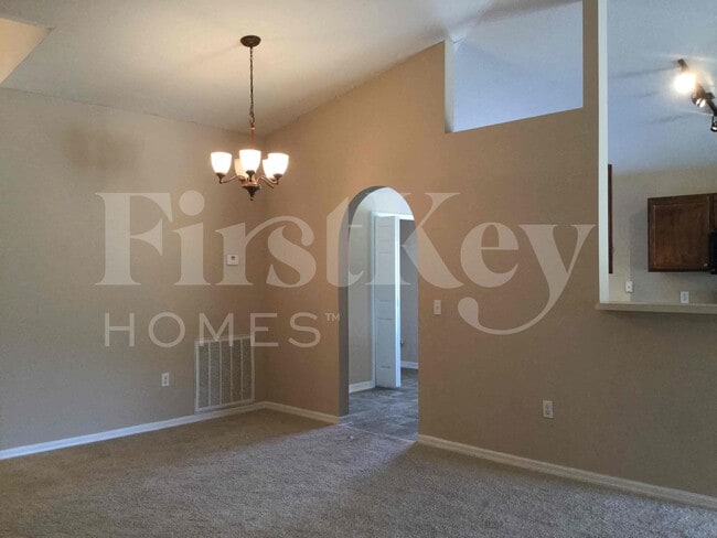 Building Photo - 425 Hammerstone Ave