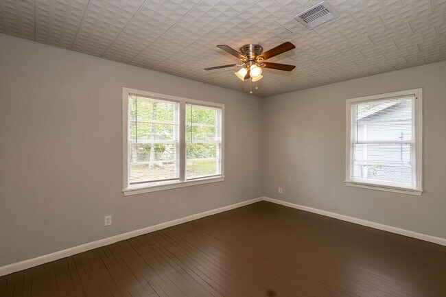 Building Photo - Move in ready 3 bedroom, 1 bath in 77703!