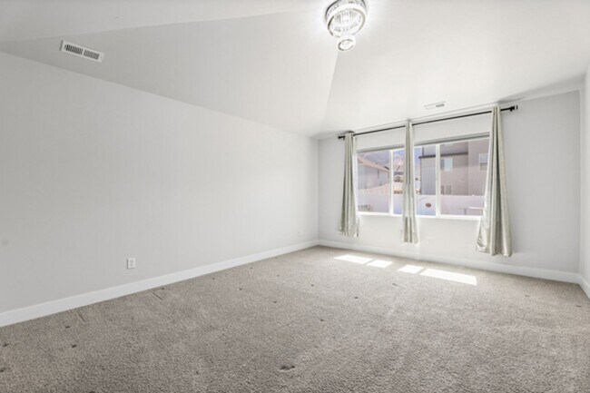 Foto del edificio - Large luxurious house with view of beautiful Utah Lake!