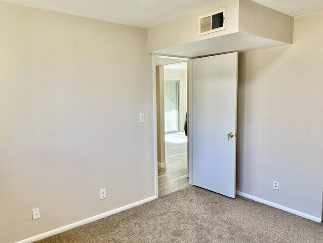 Building Photo - 5300 S Cherry St Unit 425