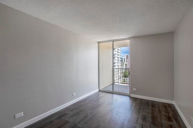 Building Photo - 2452 Tusitala St