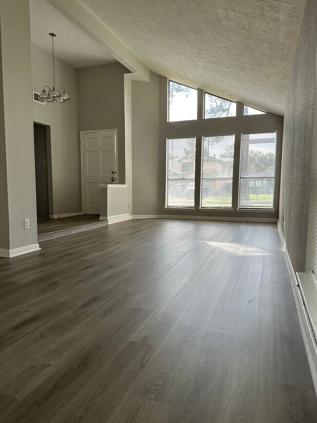 Building Photo - 10530 Rippling Fields Dr