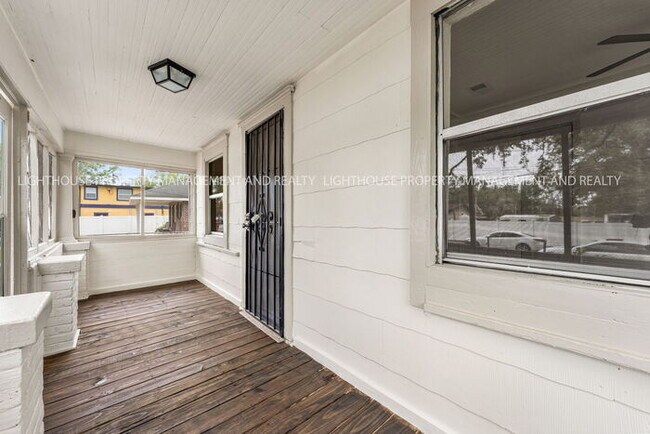 Foto del edificio - Newly Renovated 3 Bedroom Home with Screened Porch