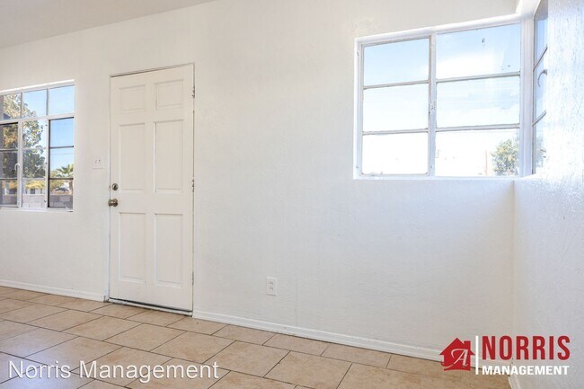 Building Photo - 1 br, 1 bath House - 215 E 9th St