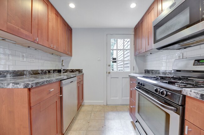 Building Photo - 916 East Capitol St NE