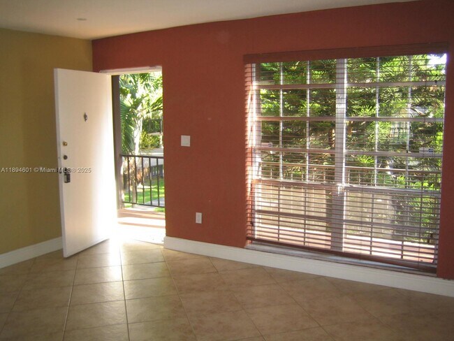 Foto del edificio - 10824 N Kendall Dr