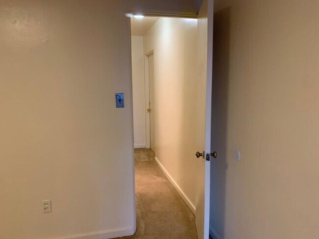 Building Photo - Welcome to this cozy 2nd floor 1-bedroom, ...