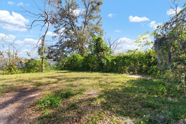 Building Photo - Beautiful spacious Fully Renovated 3-Bed 1...